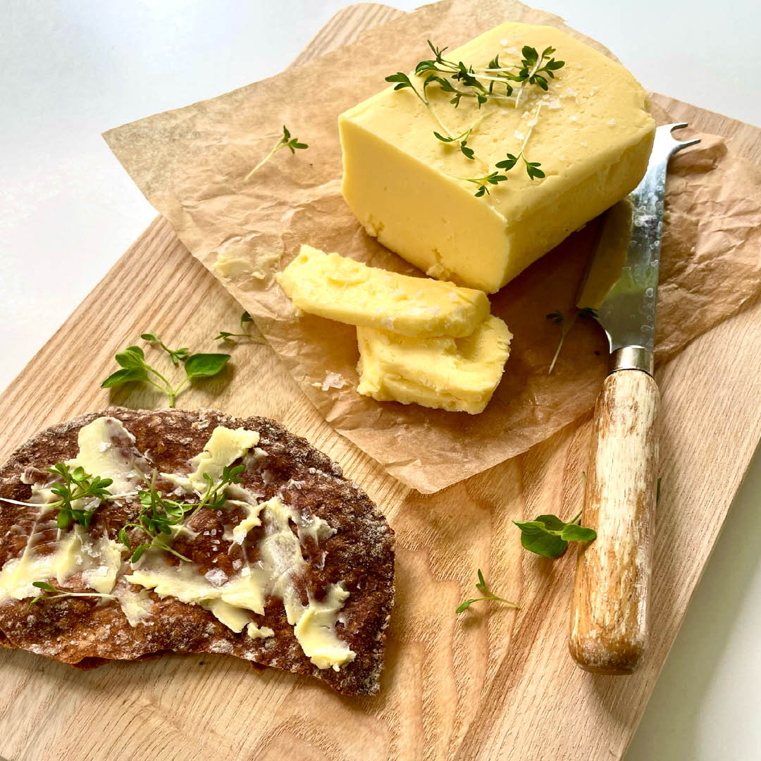 Nifaköket gör eget smör av grädde