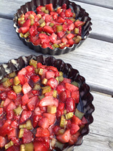 Skörda dina jordgubbar och rabarber – gör sommarens godaste paj!
