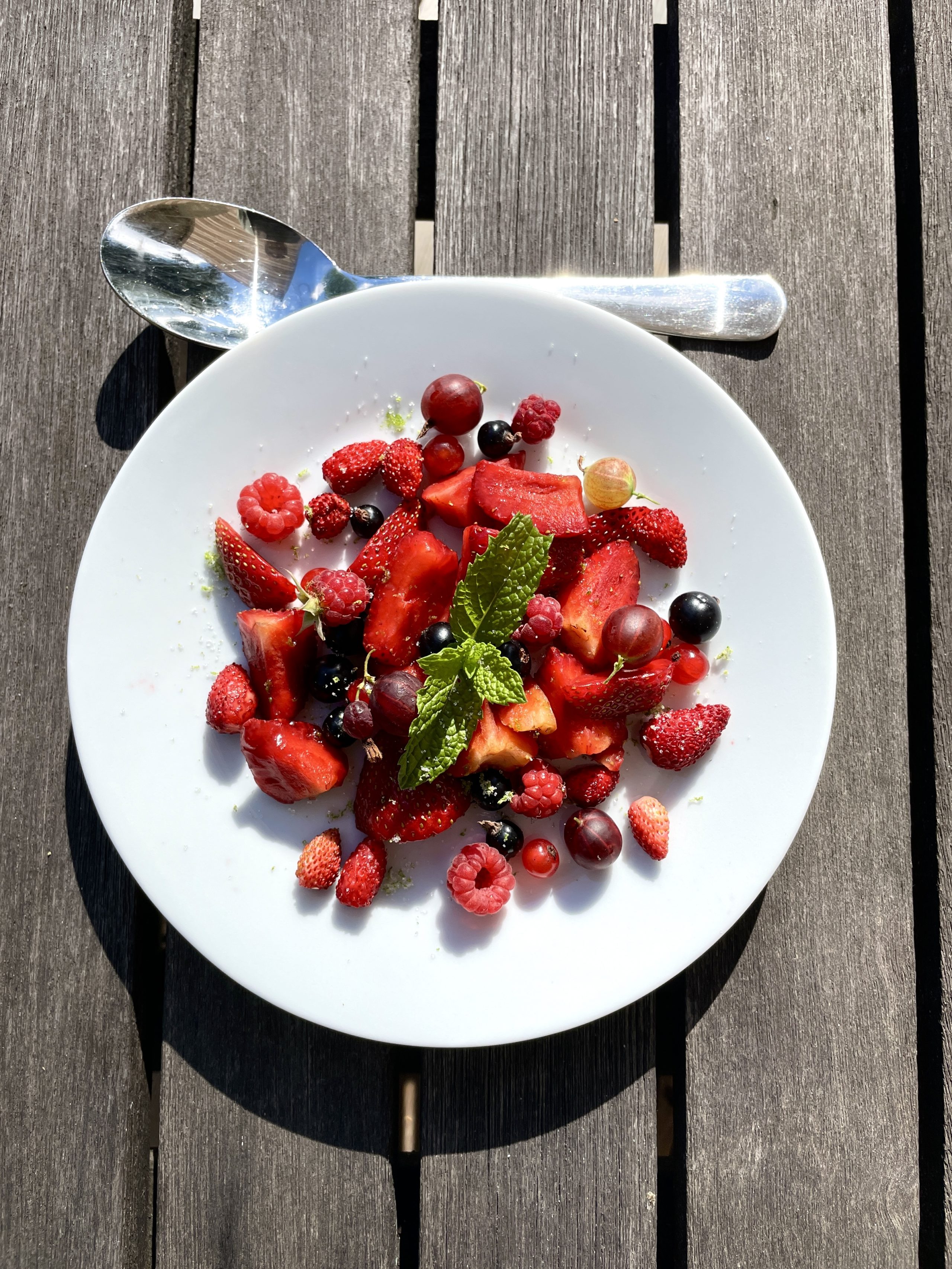 Skörda sommarens bär: Supersnabb syrlig bärsallad