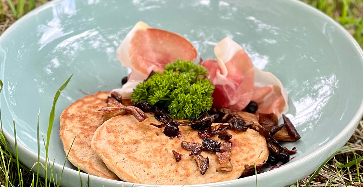 Länsstyrelsen ger ut recept – för krisberedskap och vardag: Rotfrukt- och svampblinis med lufttorkad skinka