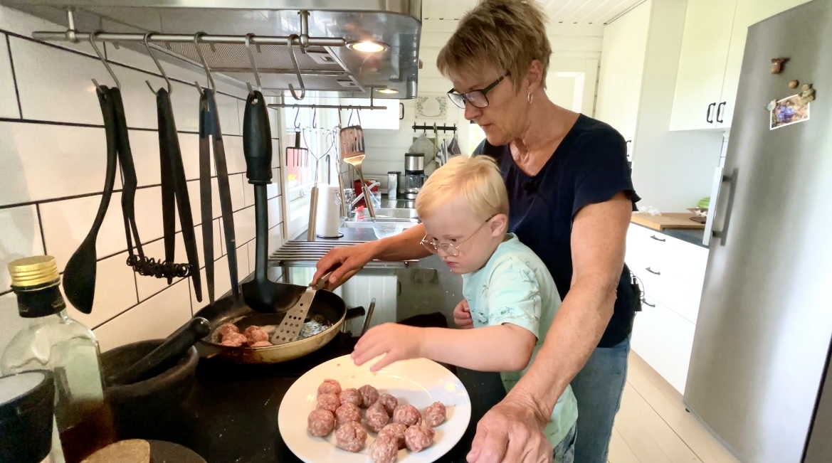 Nifaköket hälsar på Walter när han lagar köttbullar med mormor